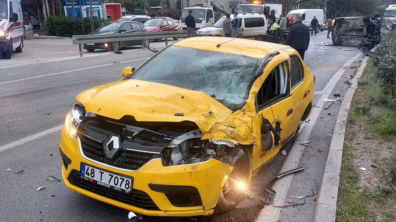 Bodrum'da 3 aracın karıştığı kazada 2 kişi yaralandı