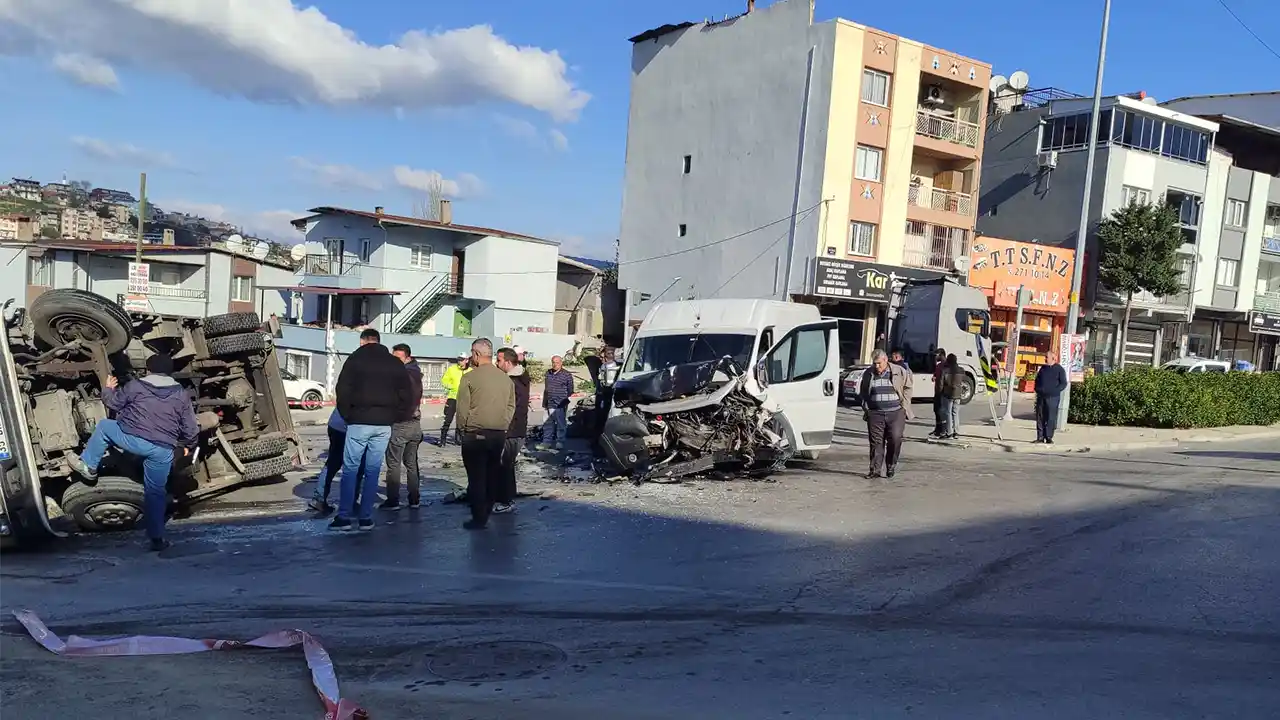 İzmir'de 3 aracın karıştığı kaza güvenlik kamerasında