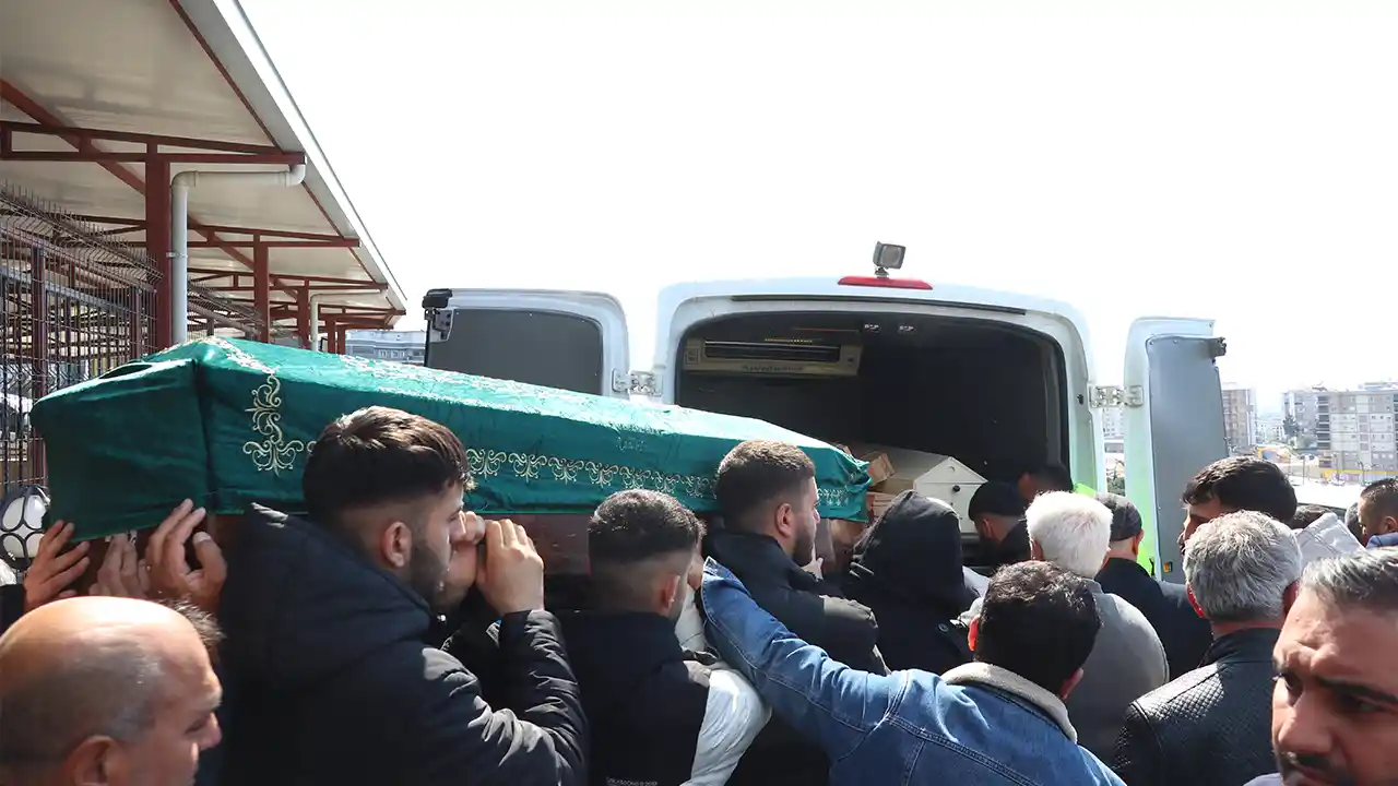 İzmir'de tamir ettikleri çatıdan düşerek ölen baba ile oğul defnedildi