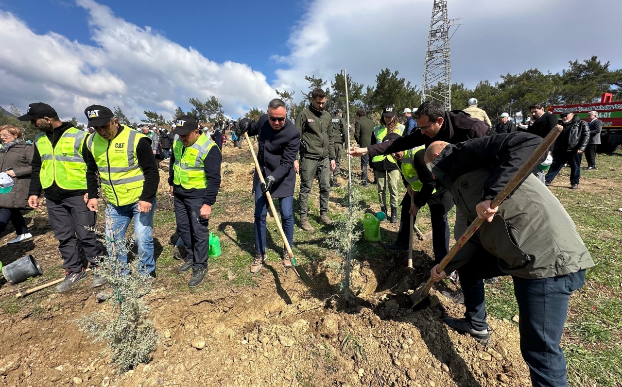 Kemalpaşa'da öğrenciler fidanları toprakla buluşturdu