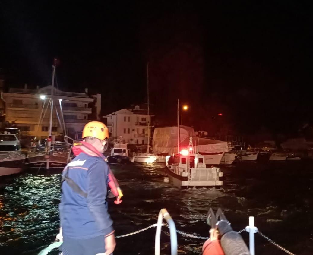 Fethiye açıklarında sürüklenen tekne kurtarıldı