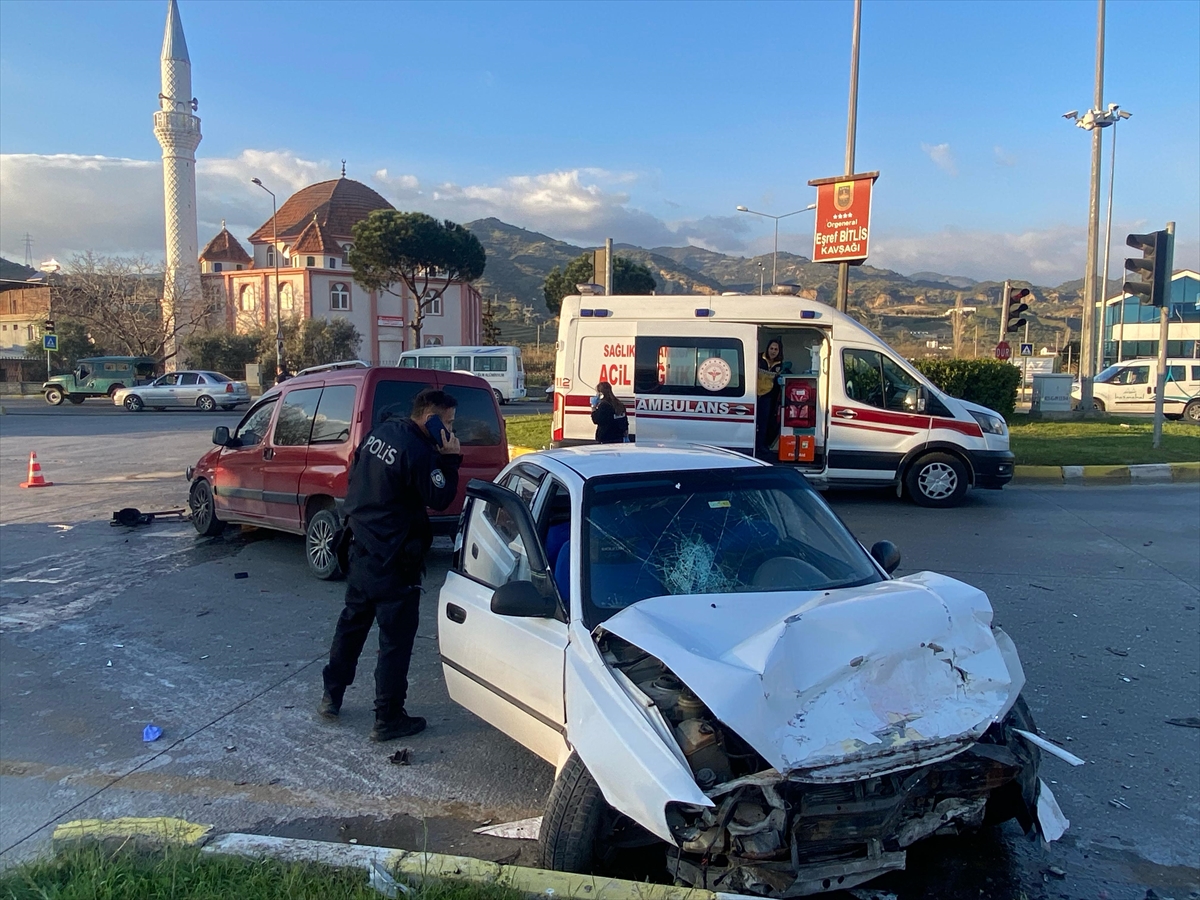 Aydın'da otomobil ile hafif ticari aracın çarpışması sonucu 7 kişi yaralandı