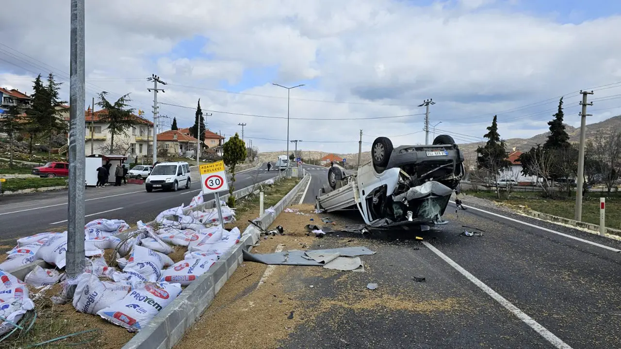 Uşak Eşme'de takla atan kamyonetteki 3 kişi yaralandı