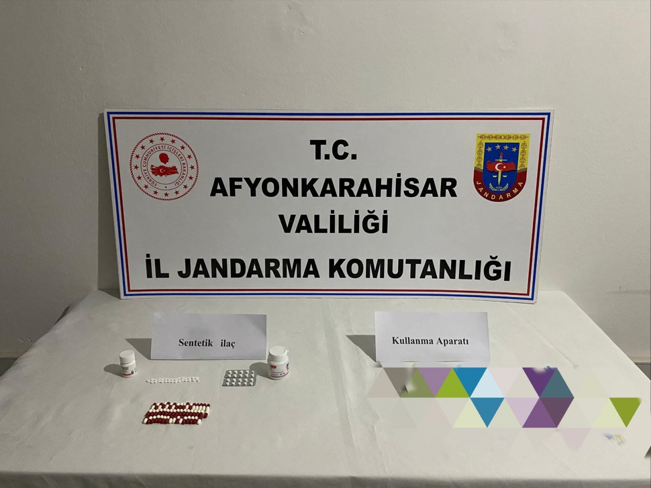 Afyonkarahisar'da valizlerinde uyuşturucu ele geçirilen otobüsteki 3 şüpheliye adli işlem