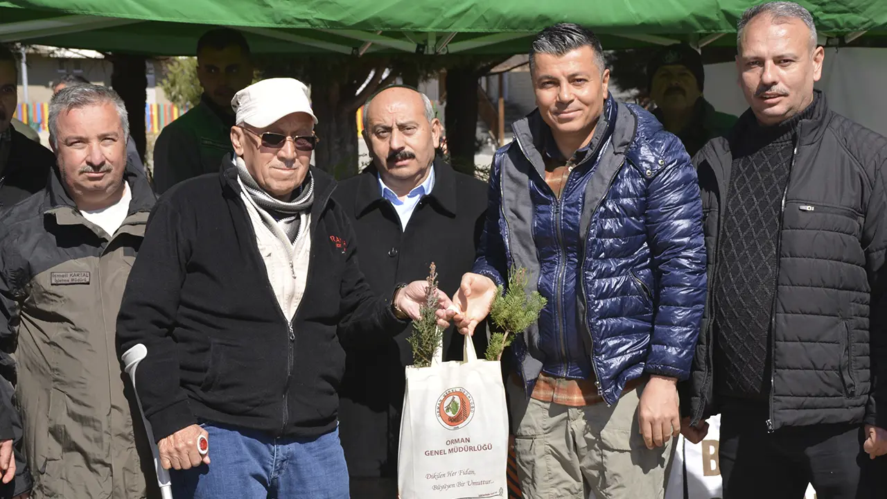 Banaz'da vatandaşlara 4 bin 500 fidan dağıtıldı