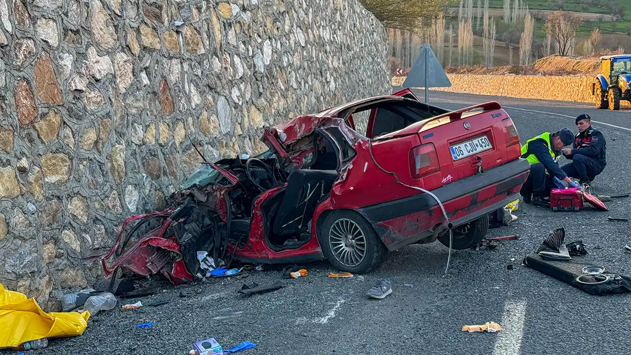 Eşme'de Trafik Kazası: Baba-Oğul Yaşamını Yitirdi