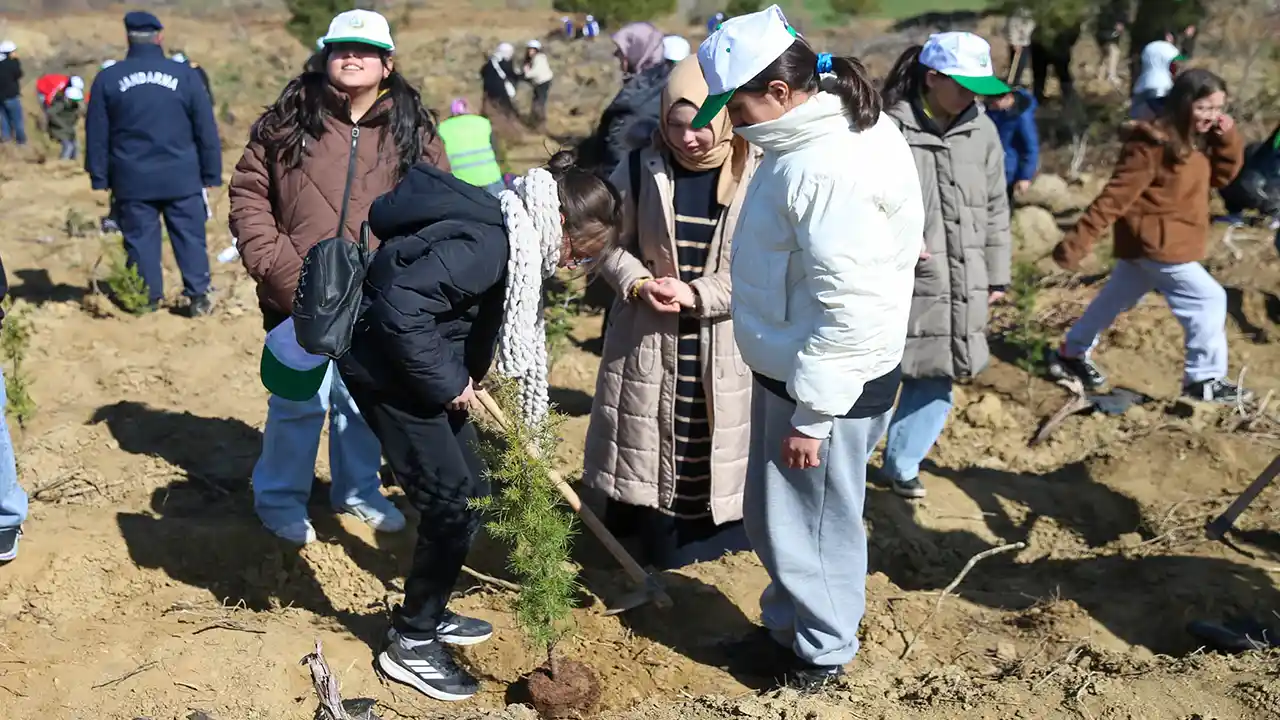 Ödemiş'te "Kökten Hayata" projesiyle 4 bin fidan toprakla buluşturuldu