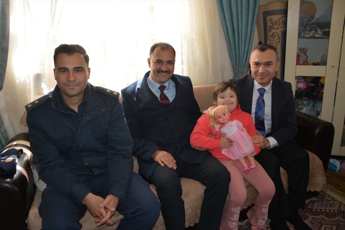 Demirci'de down sendromlu Cemre'ye protokolten ziyaret