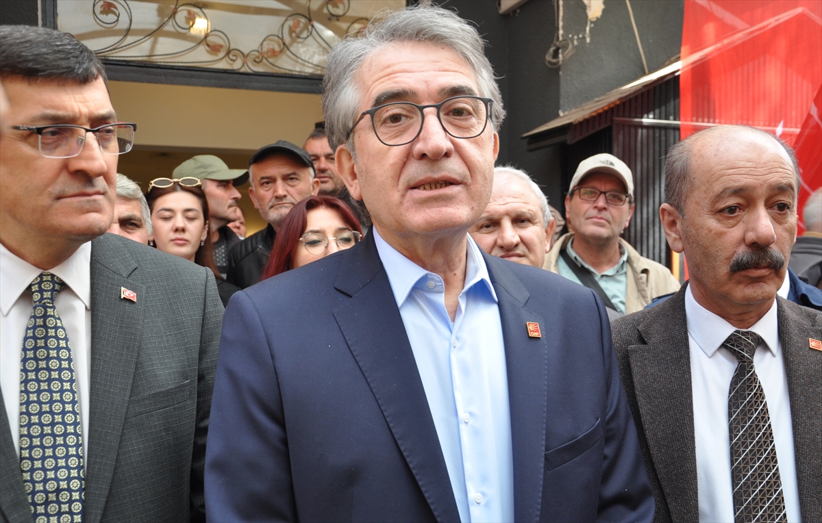 CHP Genel Başkan Yardımcısı Yalçın Karatepe, CHP'nin ön seçiminde Kütahya'da oy kullandı