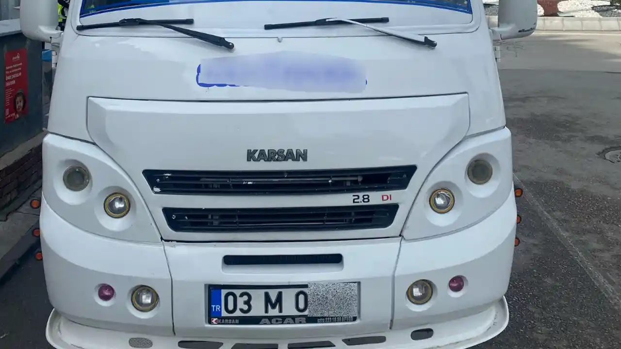 Afyonkarahisar'da ikiz plakalı minibüsün sahibine ceza kesildi