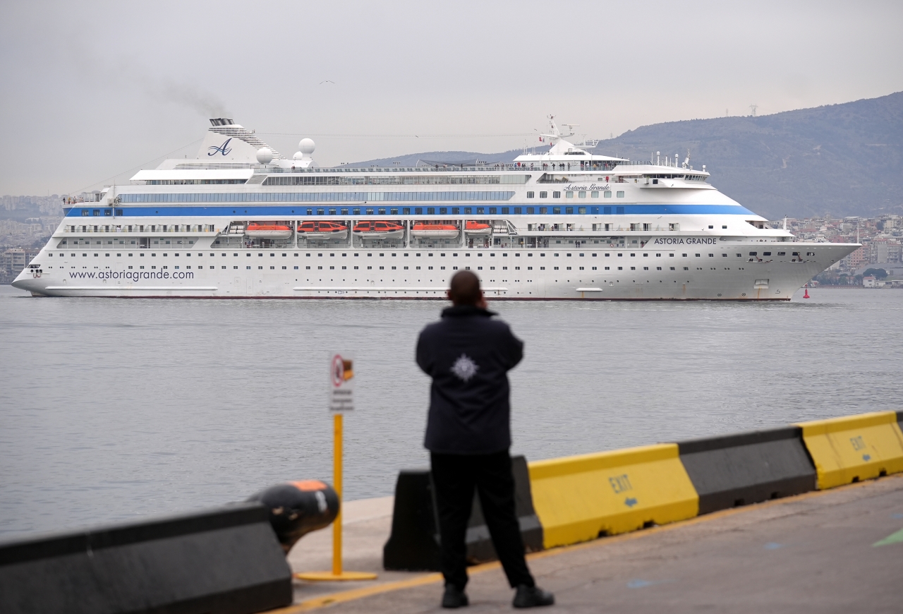 İzmir'e kruvaziyerle 2 bin 983 turist geldi