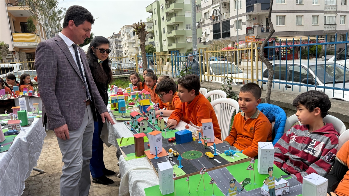 Tire'de öğrenciler trafiğe çözüm önerilerini maketlerle anlattı