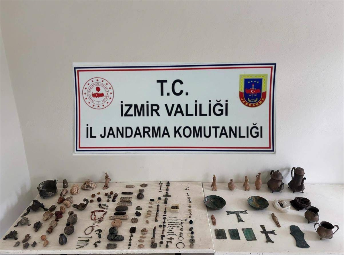 İzmir'de evinde çok sayıda tarihi eser bulunan şüpheli yakalandı