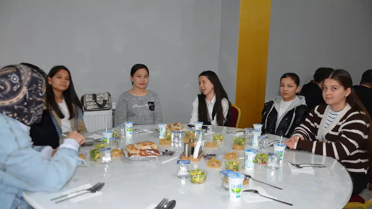 Uşaklı Hayırseverlerden Öğrencilere Gönül Sofrası