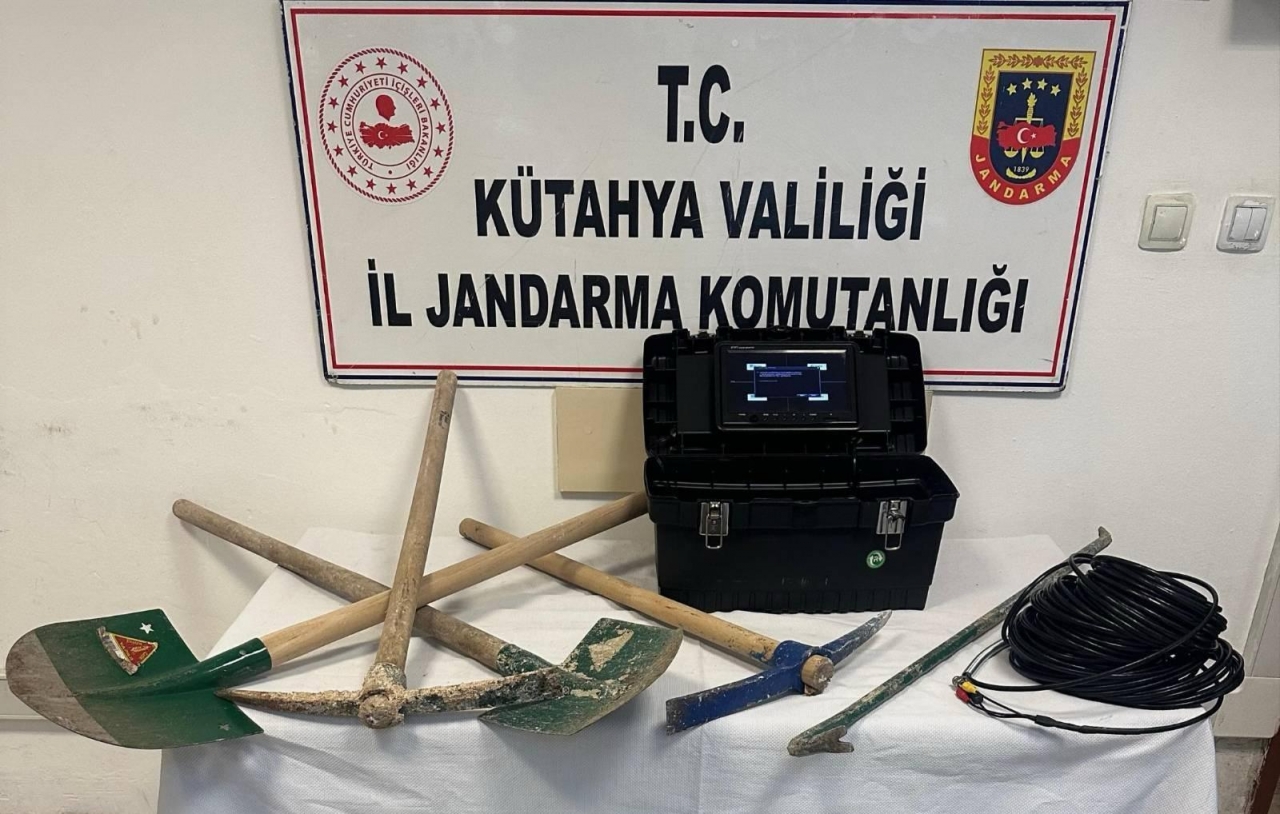 Kütahya'da izinsiz kazı yapan 10 şüpheli suçüstü yakalandı