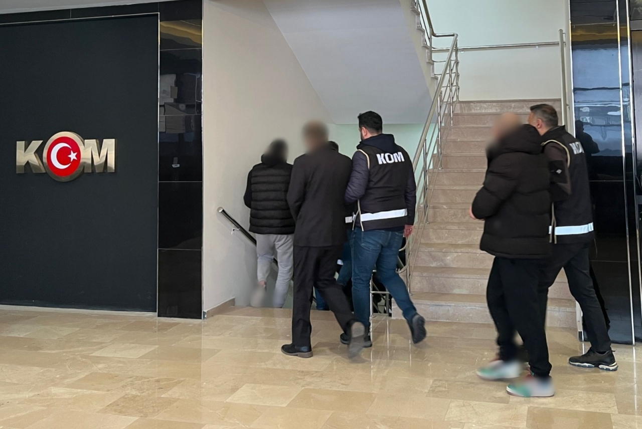 Afyonkarahisar merkezli dolandırıcılık operasyonunda yakalanan 10 şüpheli tutuklandı