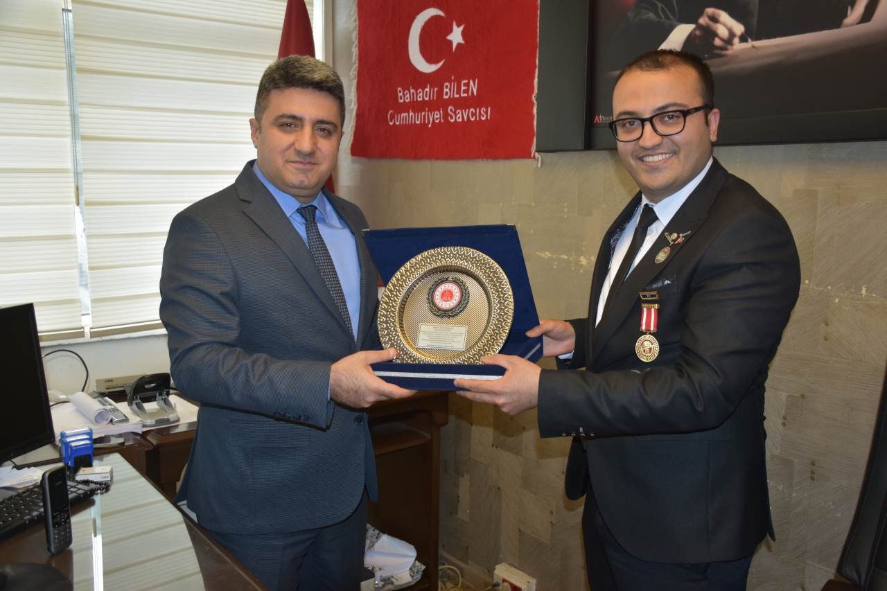 Kemalpaşa Cumhuriyet Başsavcısı Bilen'den gaziye onur plaketi