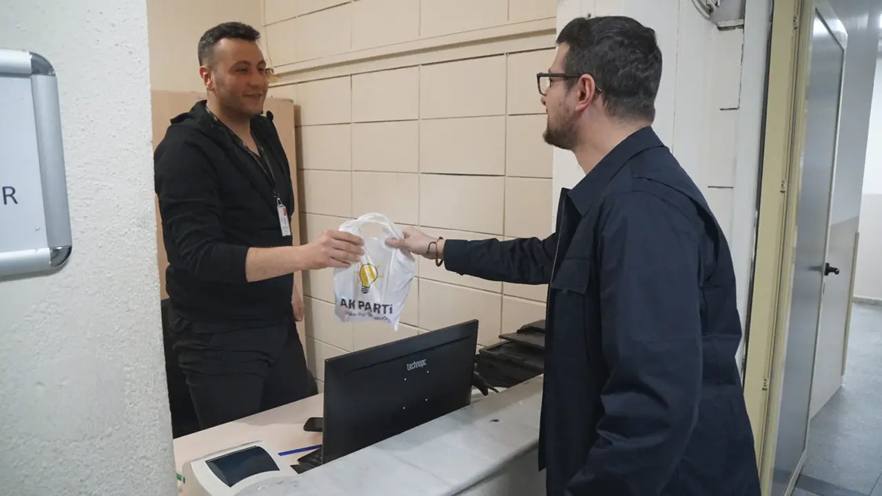 AK Gençlik’ten Gece Nöbetine Sürpriz Ziyaret