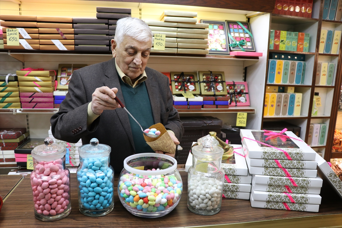 Dede mirası asırlık iş yerinde 65 yıldır ağızları tatlandırıyor