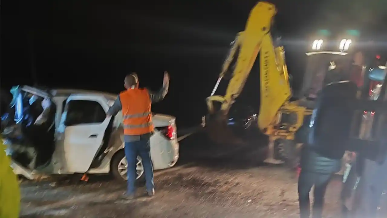 Afyonkarahisar'da iki otomobilin çarpışması sonucu 2 kişi öldü, 4 kişi yaralandı