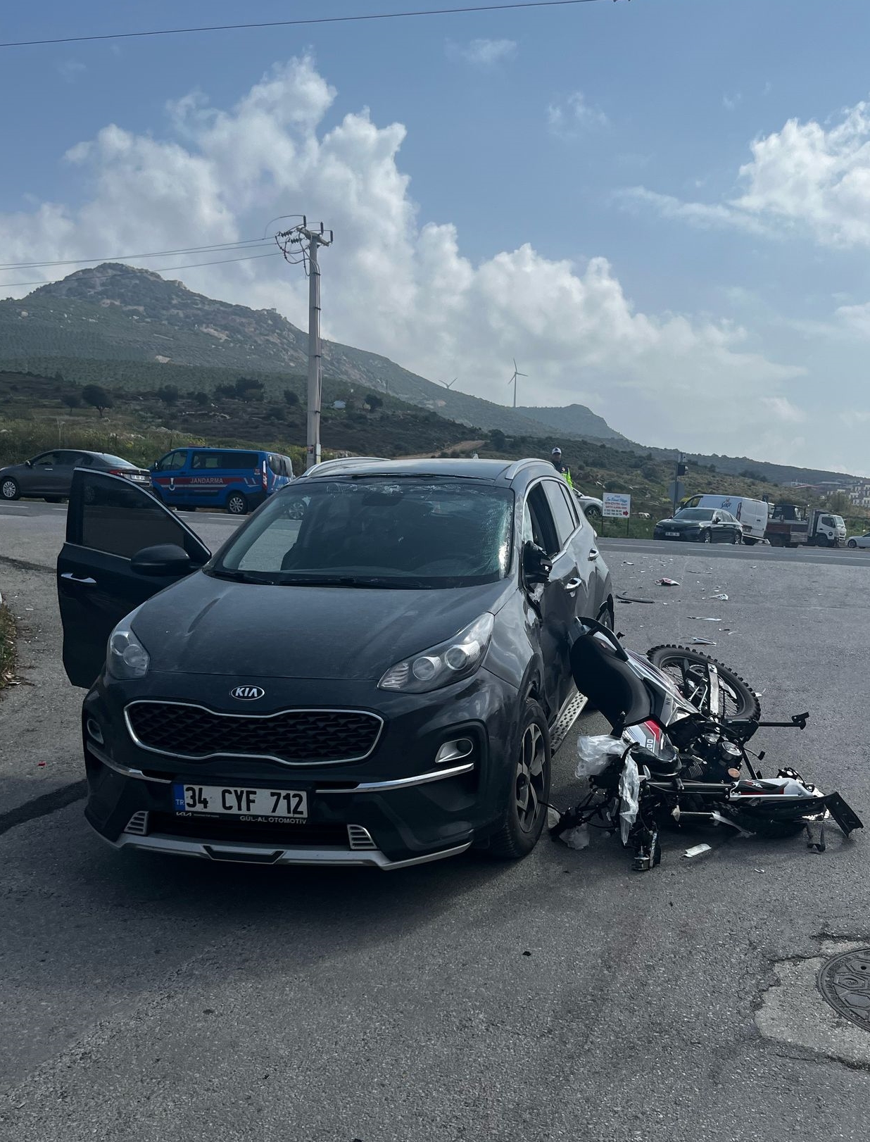 Foça'da otomobille çarpışan motosikletin sürücüsü ağır yaralandı
