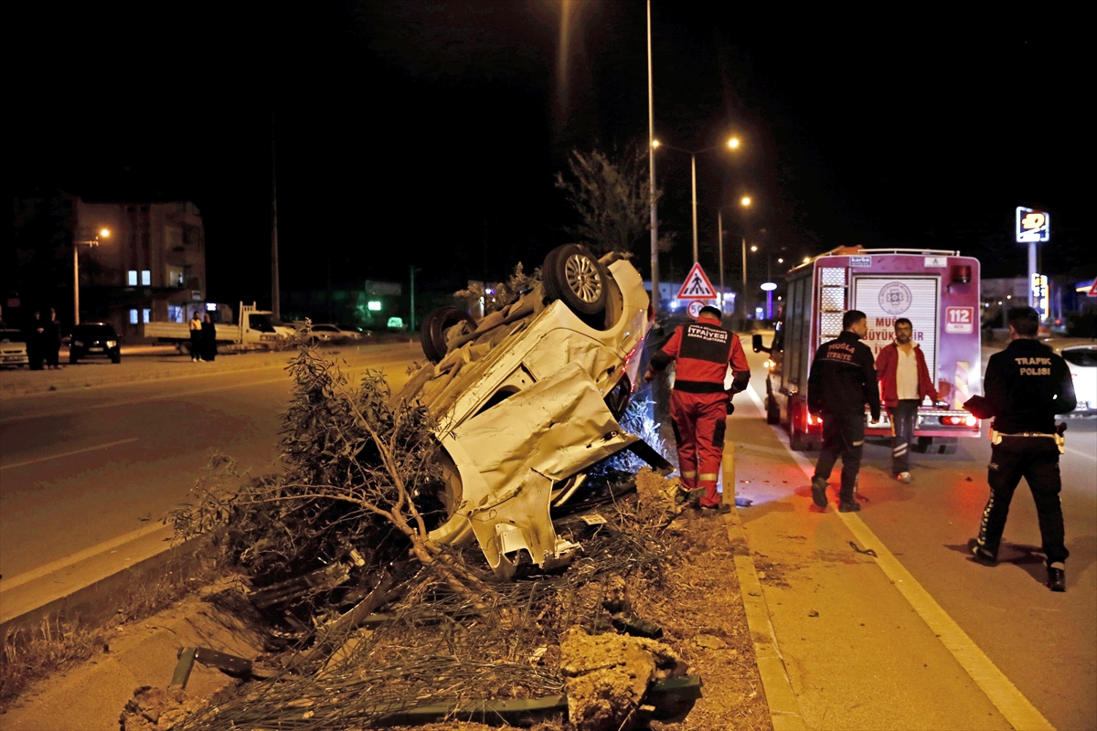 Muğla'da 2 otomobilin çarpıştığı kazada sürücüler yaralandı