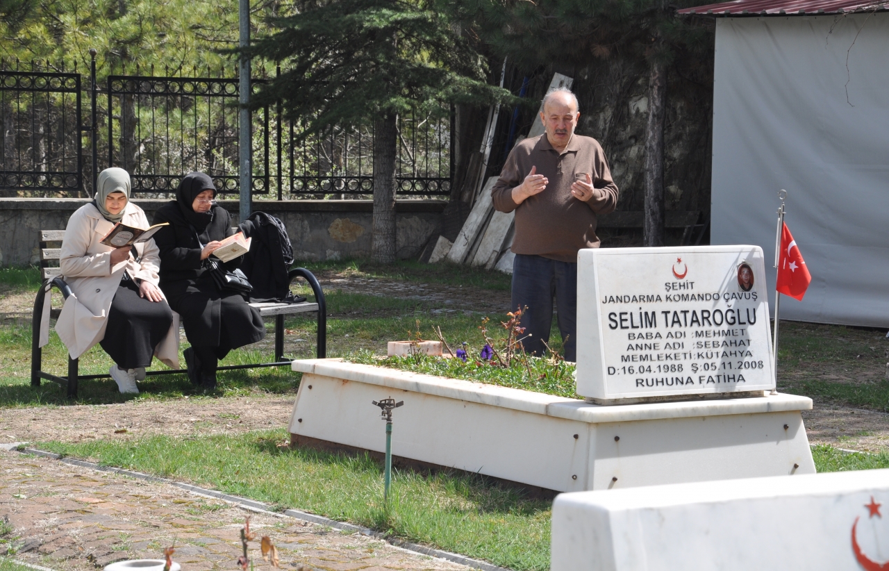 Kütahya'da Ramazan Bayramı öncesi şehitlikler ziyaret edildi