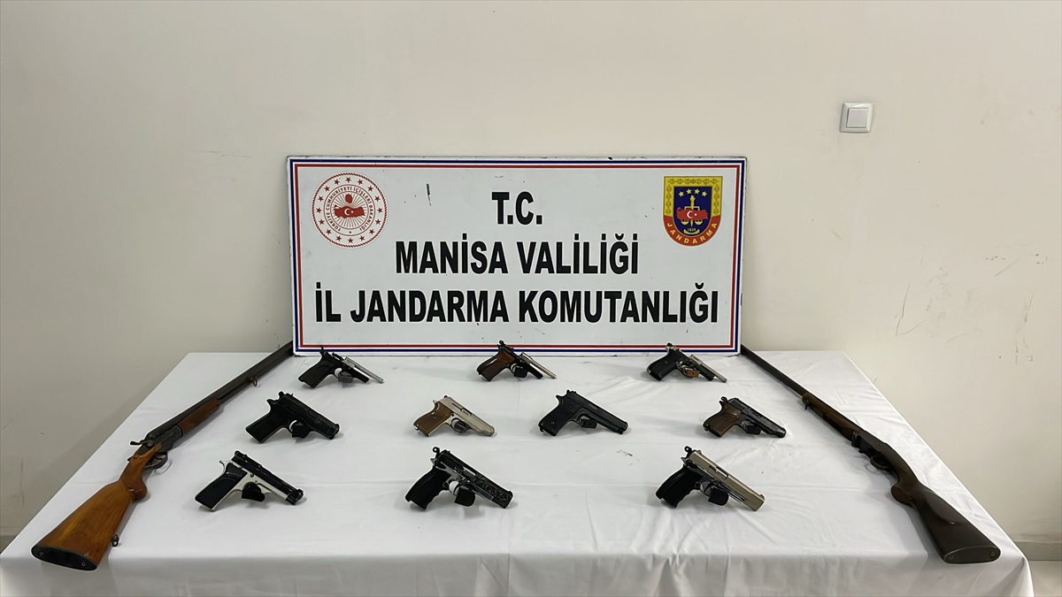 Manisa'da ruhsatsız silah operasyonunda 7 şüpheli yakalandı