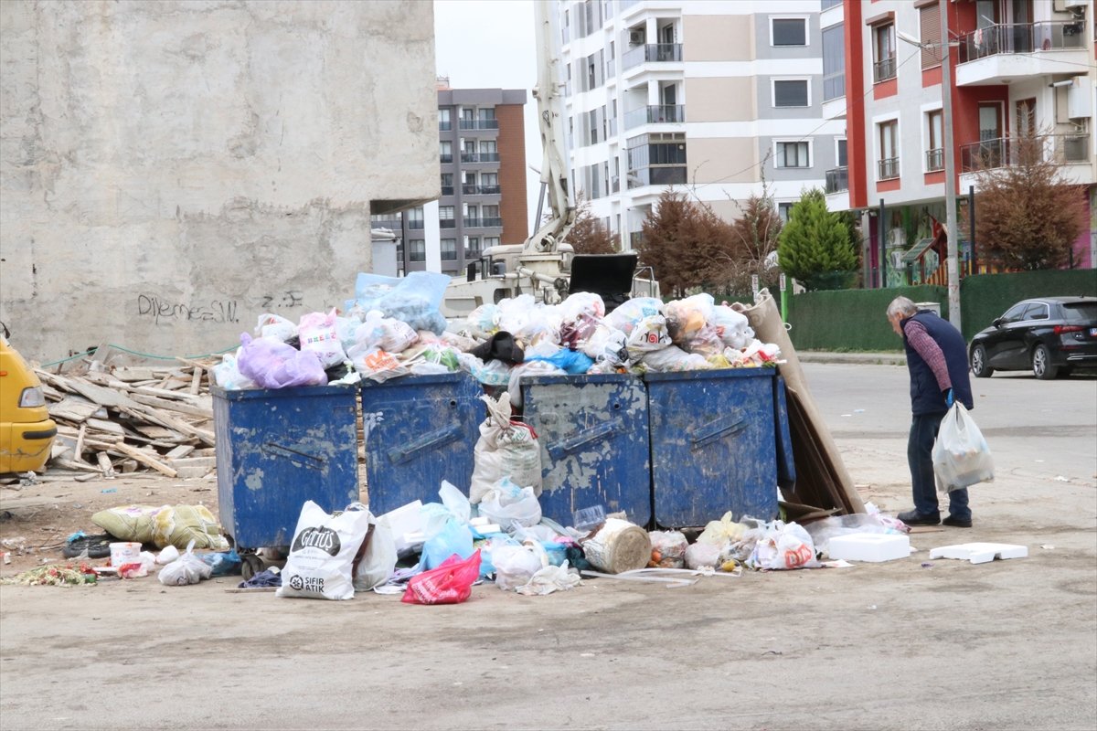 İzmir Buca'da işçilerin grevi nedeniyle bazı sokaklarda çöp yığınları oluştu