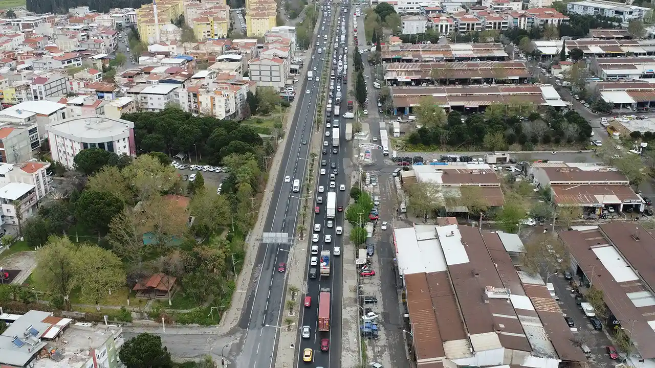 İzmir-Uşak Karayolunda Trafik Yoğunluğu Başladı