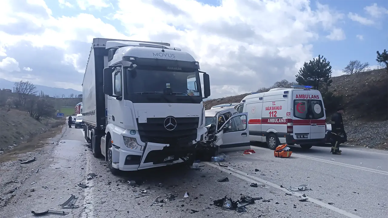 Gediz'de trafik kazası: 1 kişi öldü 3 kişi yaralandı