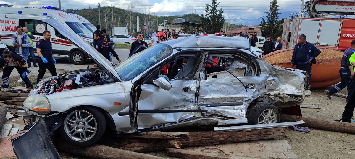Muğla'da iki otomobilin çarpıştığı kazada 4 kişi öldü, 2 kişi yaralandı