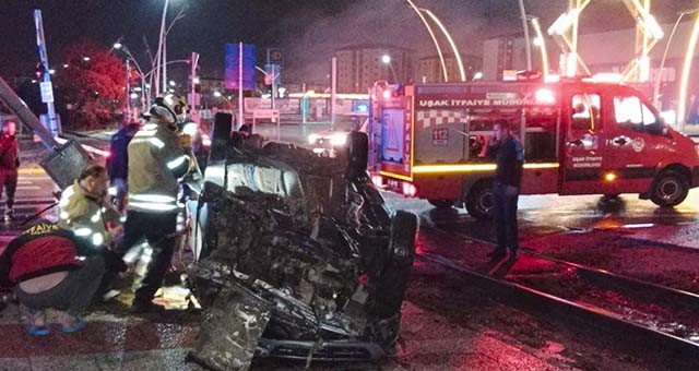 Uşak'ta yolcu trenine çarpan otomobildeki 2 kişi ağır yaralandı