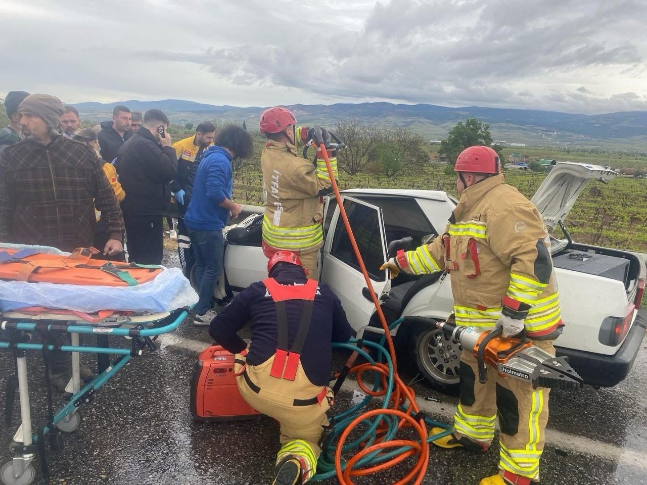 Manisa'da kamyona ve bariyerlere çarpan otomobildeki 5 kişi yaralandı