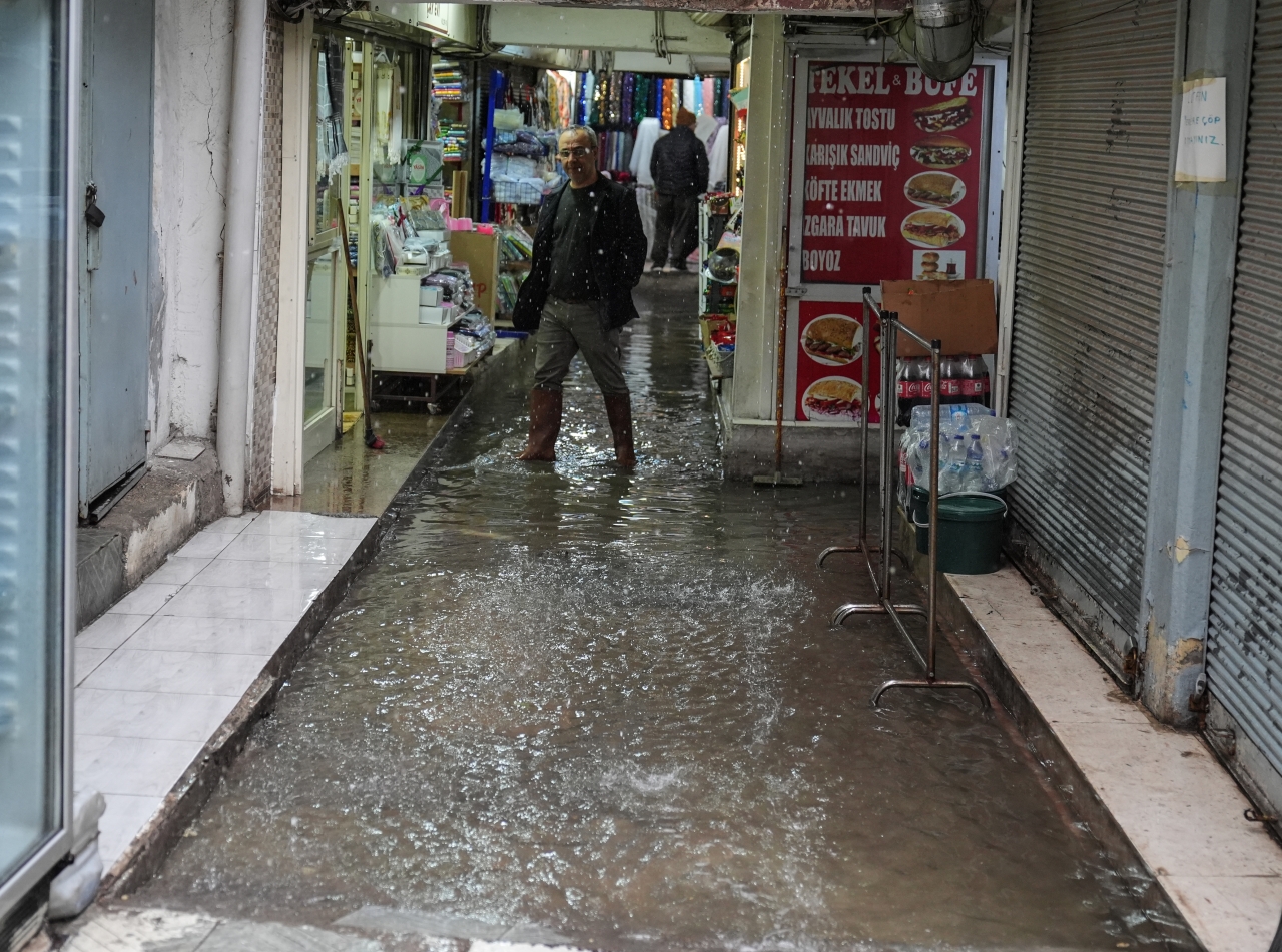 İzmir'de sağanak etkili oldu