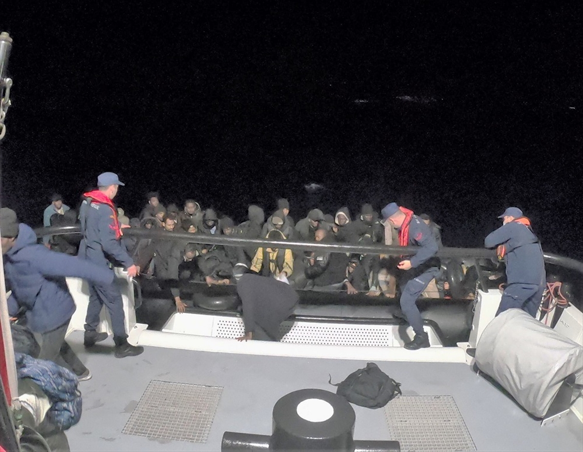 İzmir açıklarında 46 düzensiz göçmen yakalandı