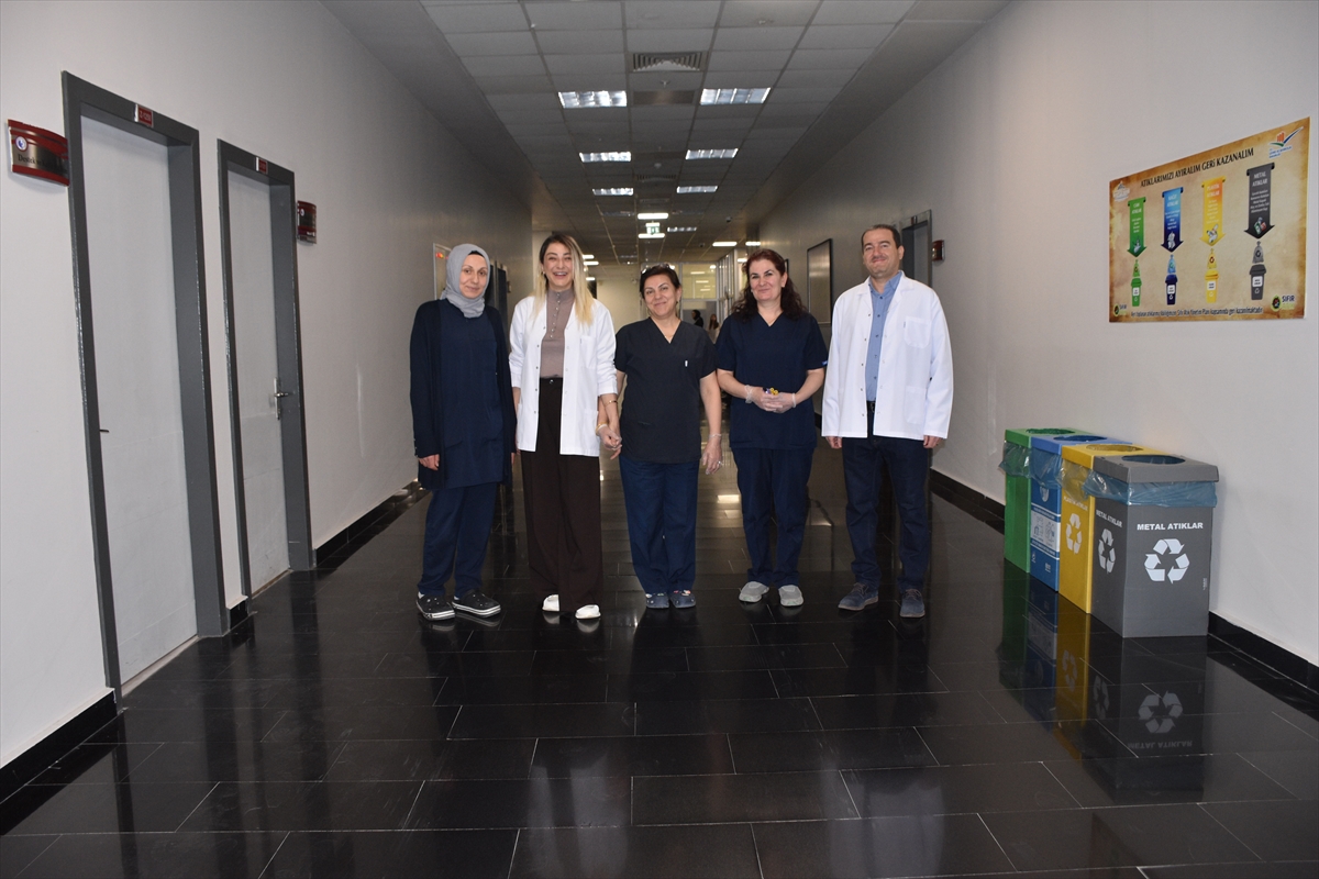 Doktor çift aynı serviste hastalara yardımcı oluyor
