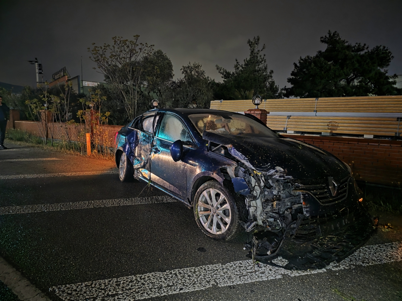 İzmir'de şarampole devrilen otomobilin sürücüsü yaralandı