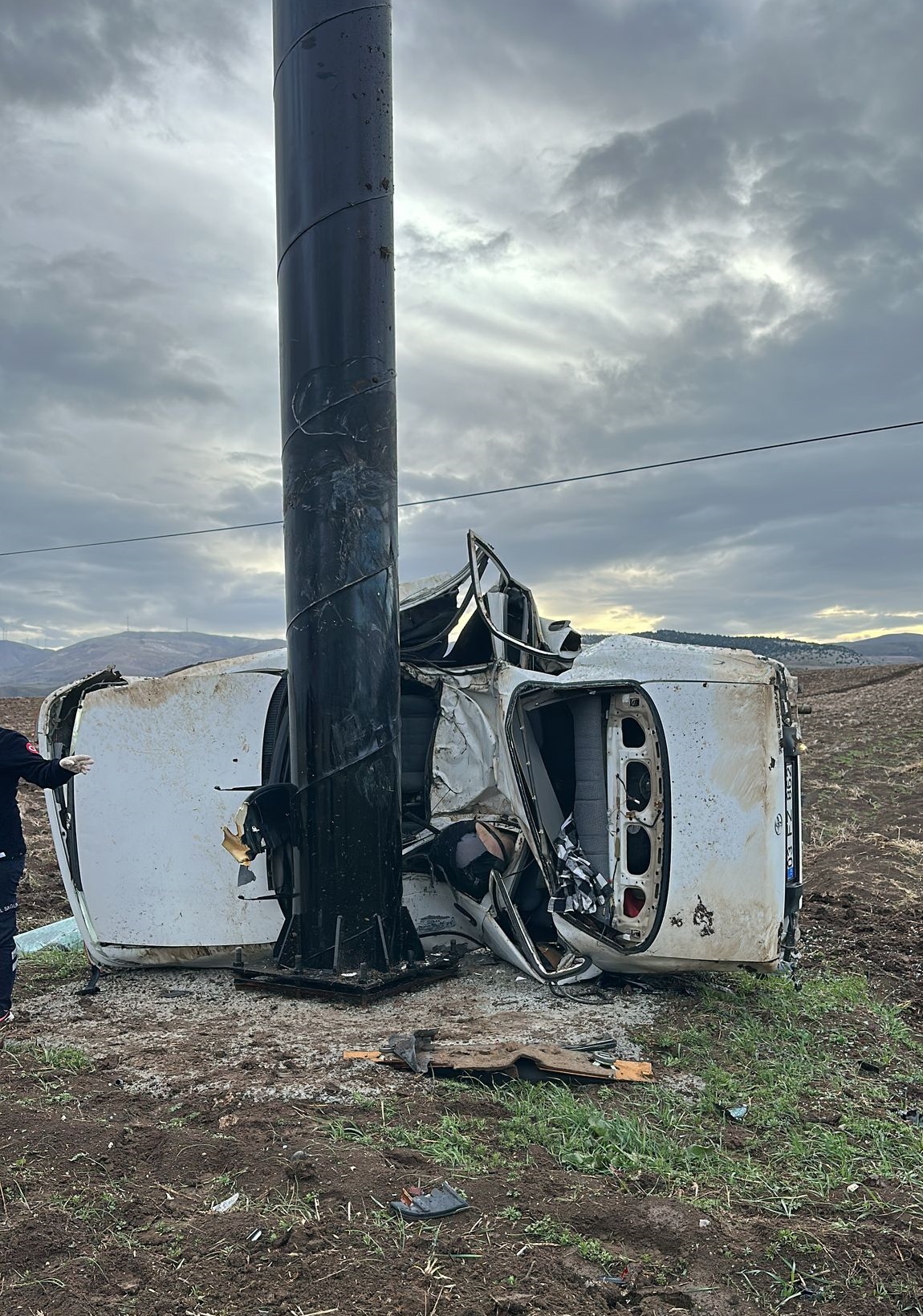 Afyonkarahisar'da reklam tabelasına çarpan otomobilin sürücüsü öldü