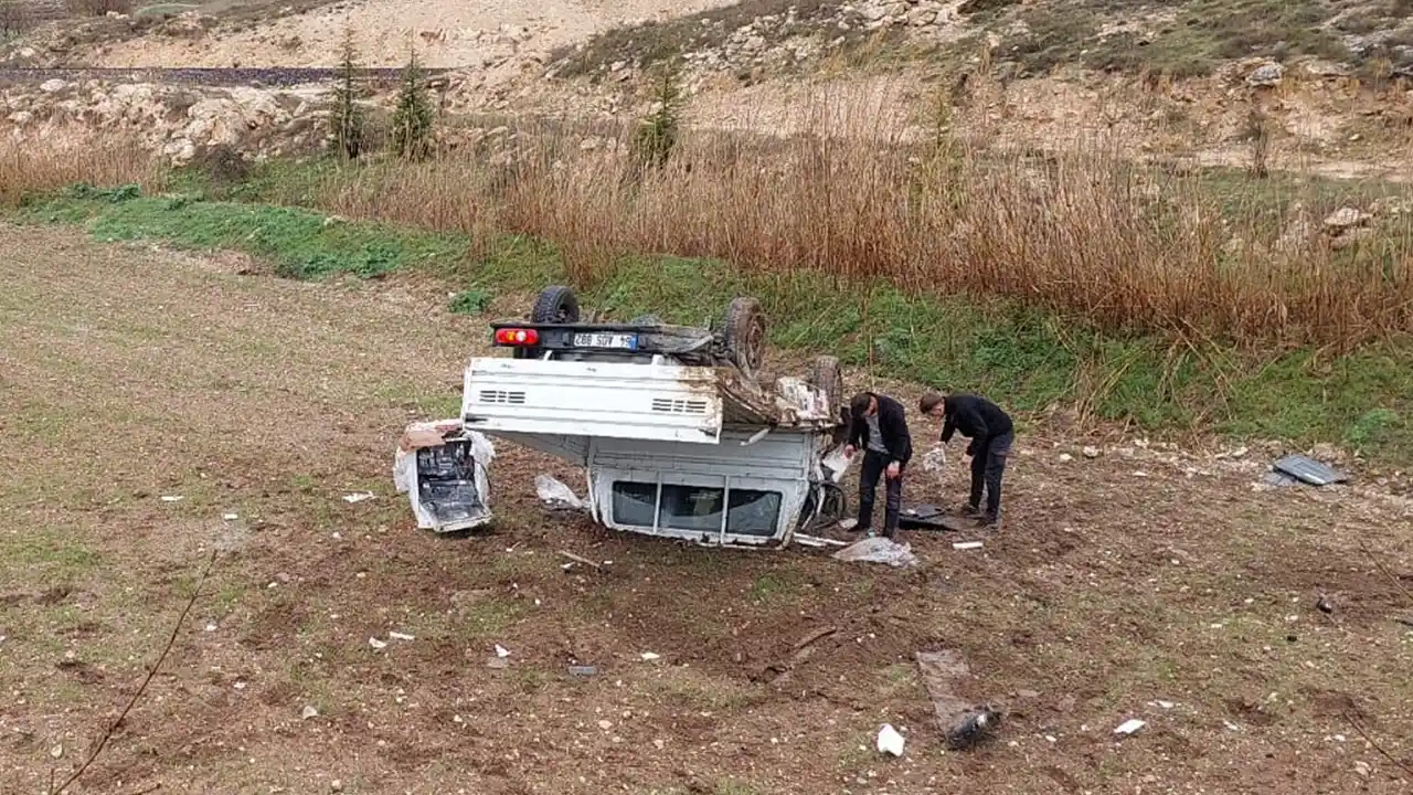 Kamyonet Tarlaya Uçtu 2 Kişi Yaralı Olarak Kurtarıldı