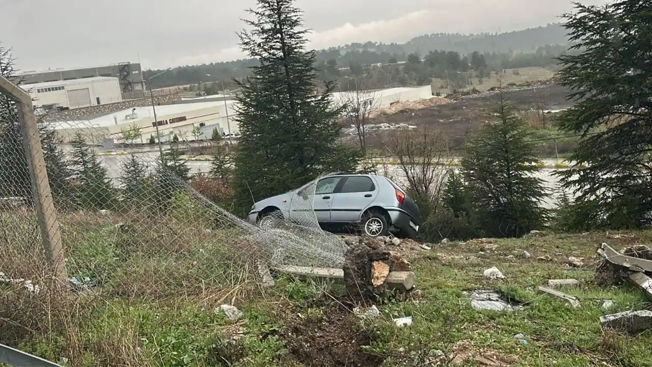 Ölüm Kavşağında Kaza, Otomobil Şarampole Uçtu