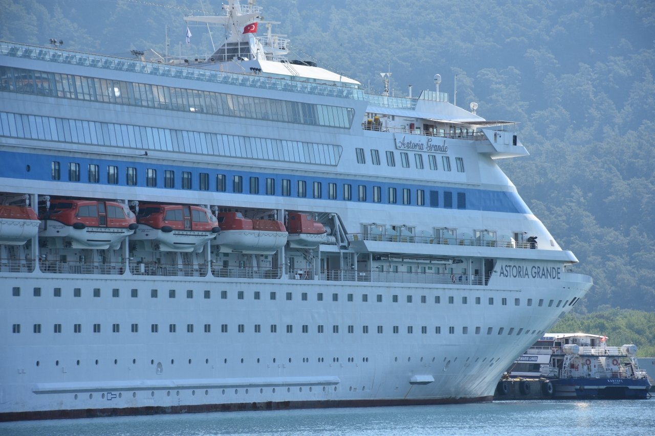 Marmaris'e sezonun ilk kruvaziyeri Rus turistlerle geldi