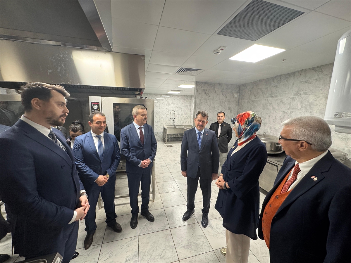 Türk Kızılay Genel Başkanı Yılmaz, İzmir'deki aşevinin mutfağını ziyaret etti