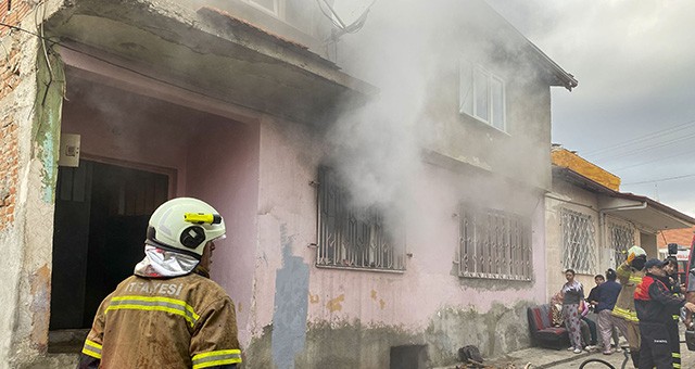 Uşak’ta müstakil evde çıkan yangın hasara neden oldu