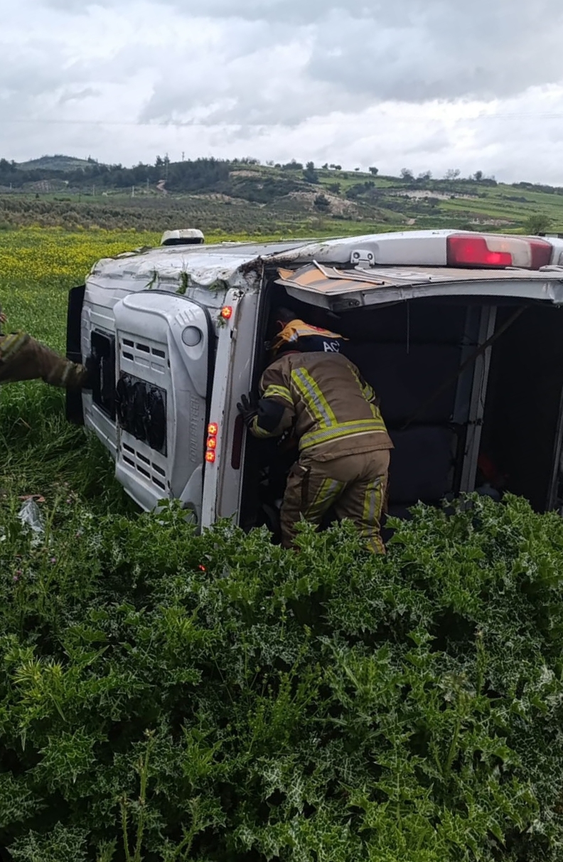 İzmir'de devrilen işçi servisindeki 8 kişi yaralandı
