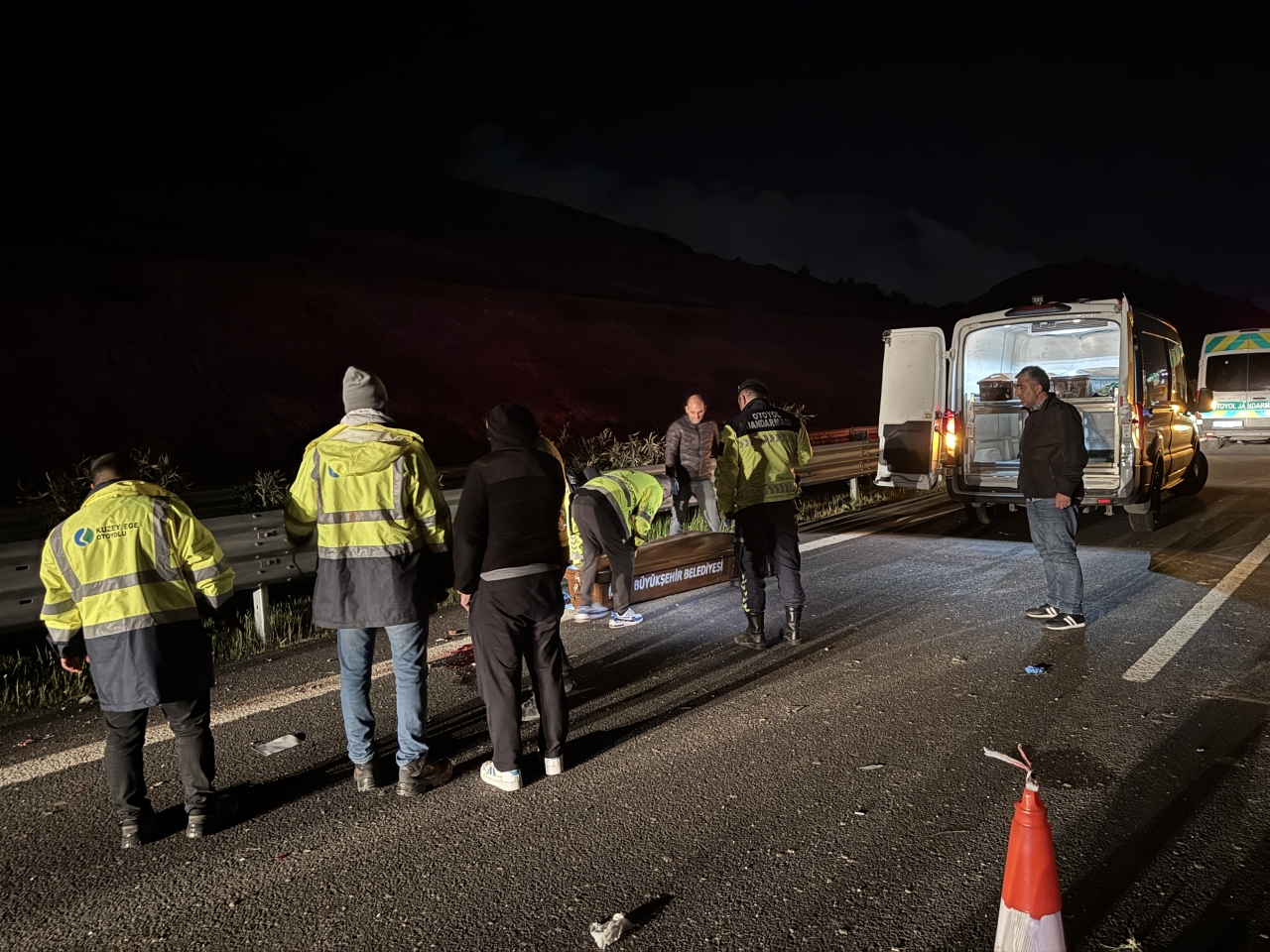 İzmir'de devrilen minibüsteki 1 kişi öldü, 10 kişi yaralandı