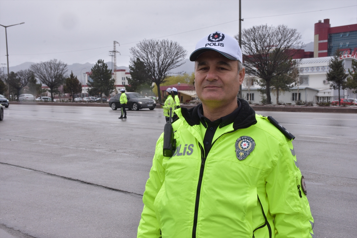 Trafik polisi baba kız omuz omuza çalışıyor