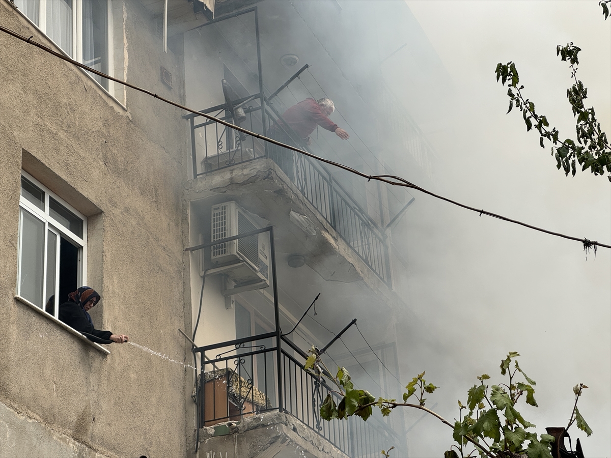 İzmir'de evde çıkan yangında çok sayıda kuş telef oldu