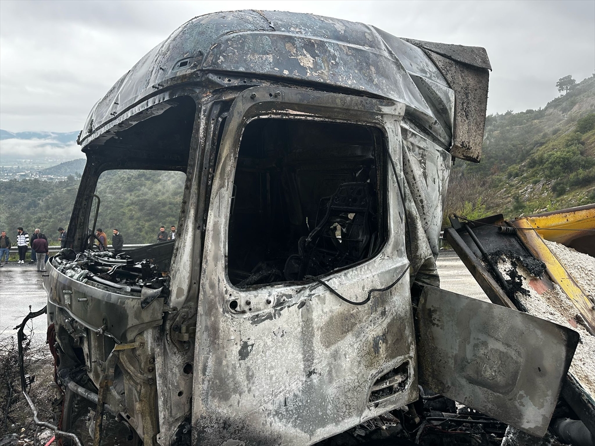 Muğla'da kaza yaparak yanan tır sürücüsü öldü