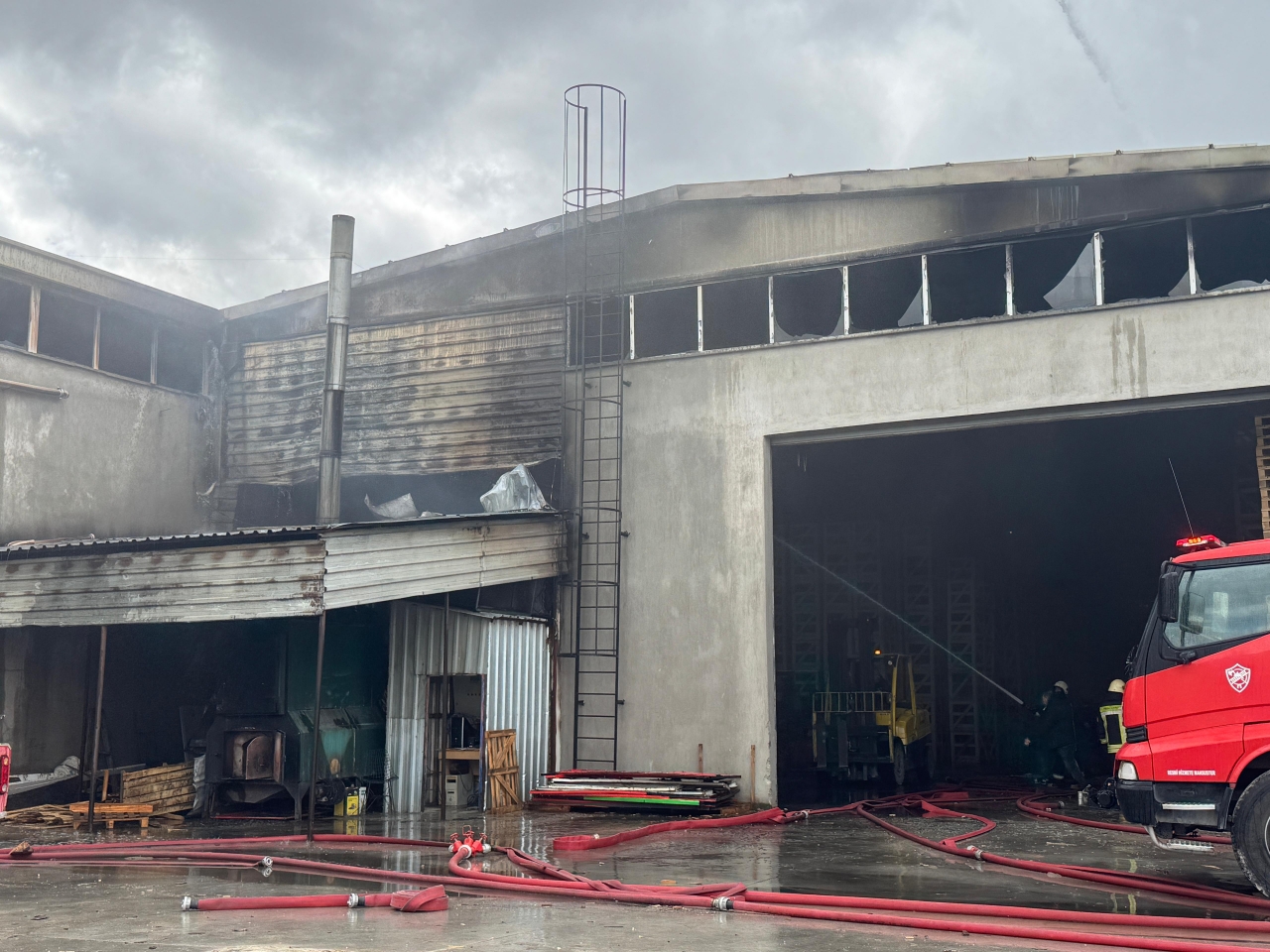 Afyonkarahisar'da kereste fabrikasında çıkan yangın söndürüldü